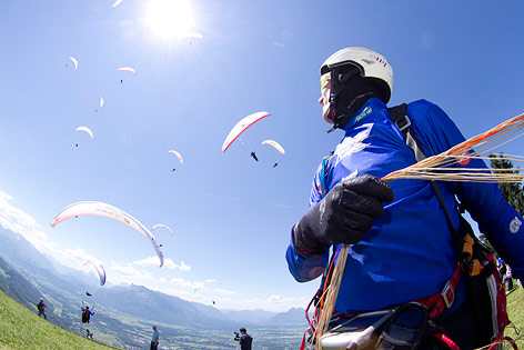 © Global-Newsroom.com/Vitek Ludvik Paragleiter schaut in den Himmel
