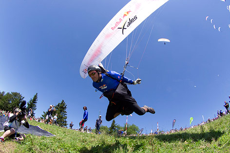 © Global-Newsroom.com/Vitek Ludvik Paragleiter beim Start