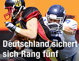 Der deutsche Niklas Römer läuft mit Ball dem Franzosen Arnaud Vidaller davon.
