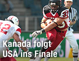 Matt Walter (Kanada) läuft mit Ball an Takashi Makiuchi (Japan) vorbei.