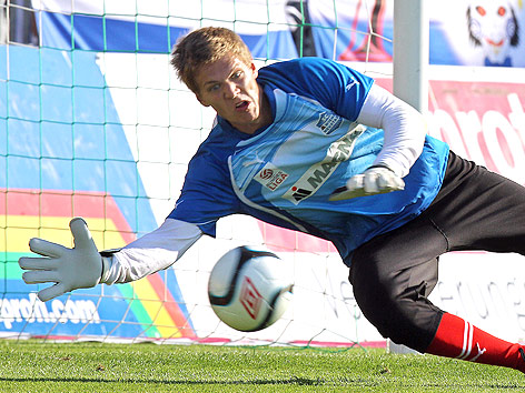 Tormann Jörg Siebenhandl (Wiener Neustadt) wirft sich nach dem Ball.