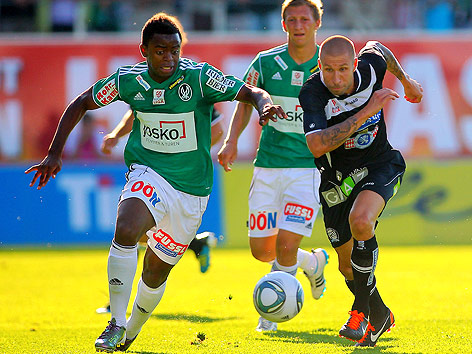 Bienvenue Basala-Mazana (Ried) und Patrick Wolf (Sturm) im Laufduell um den Ball