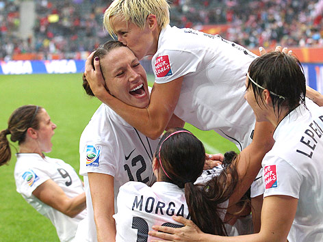 © APA/EPA/dpa/Frieso Gentsch Torschützin Abby Wambach (USA) wird von ihren Teamkolleginnen umarmt und geküsst.
