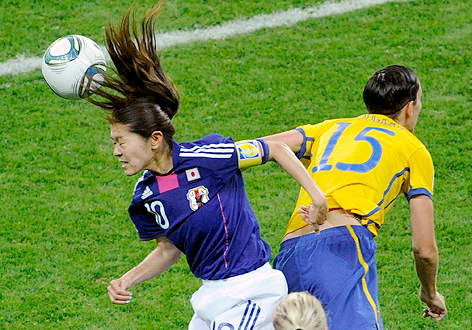 © AP/Jens Meyer Japans Kapitänin Homare Sawa gewinnt das Kopfballduell gegen Schwedens Therese Sjogran