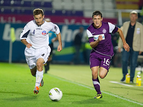 Edi Rustemovic (Rudar) rennt gegen Zlatko Junuzovic (Austria Wien) um den Ball