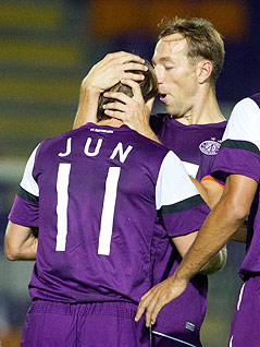 Manuel Ortlechner umarmt den Torschützen Tomas Jun