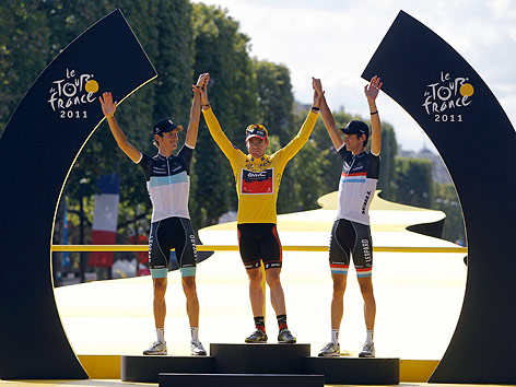 Das Etappen-Siegertrio der Tour de France Cadel Evans (Australien), Andy Schleck und sein Brunder Frank Schleck (Luxemburg)