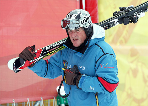 © GEPA/Walter Luger FIS-Renndirektor Günter Hujara trägt Skier auf der Schulter