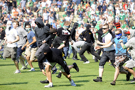Hooligans stürmen Platz