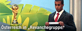 Der brasilianische Nationalspieler Lucas mit einem Auslosungszettel