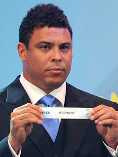 © dapd/Oliver Lang Der Brasilianer Ronaldo hält einen Auslosungszettel mit der Aufschrift "Germany"