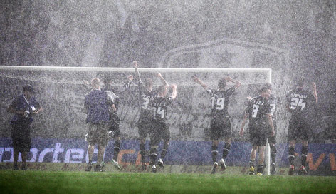 © GEPA/Markus Oberlaender Jubel von Sturmspielern im Regen