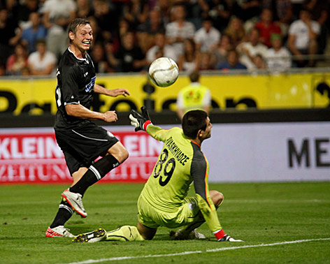 © dapd/Markus Leodolter Roman Kienast (Sturm Graz) trifft gegen Torhüter Roln Kwaschwadse (Sestafonis)