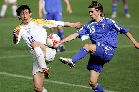© APA/EPA/Katia Christodoulou Yiasoumi Yiasoumis (Zypern) und Dusan Svento (Slowakei) am 24. März 2007 in der EM-Qualifikation