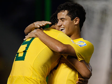 Willian und Philippe Coutinho (beide Brasilien) jubeln über Tor