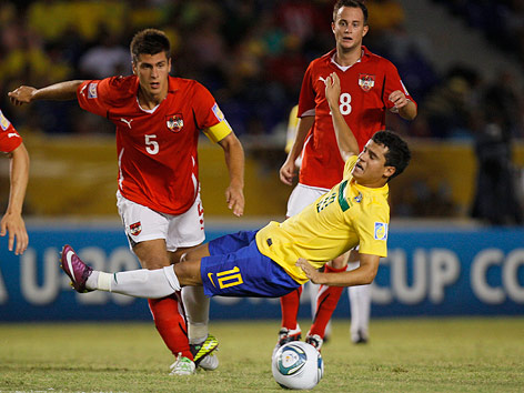 Michael Schimpelsberger (Österreich) foult Coutinho (Brasilien)