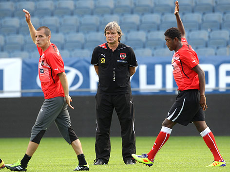 © GEPA/Christian Walgram ÖFB-Teamchef Dietmar Constantini mit Stefan Kulovits und David Alaba