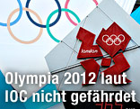 Die Olympischen Ringe neben dem Logo von Olympia 2012 in London