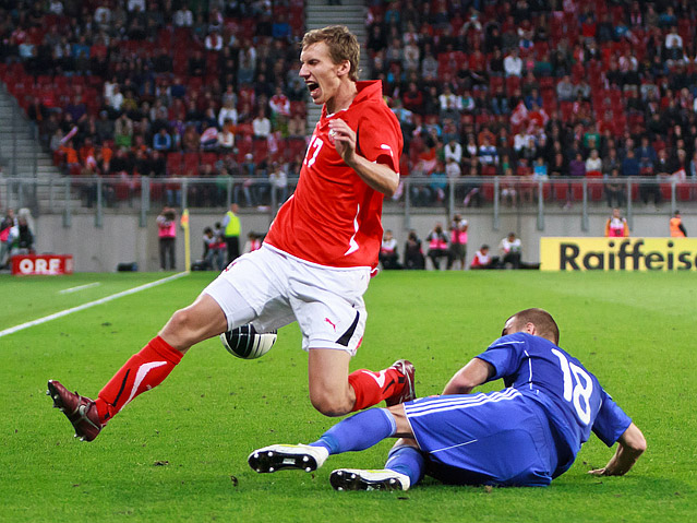 Florian Klein (ÖFB) wird von Erik Jendrisek (SVK) gefoult