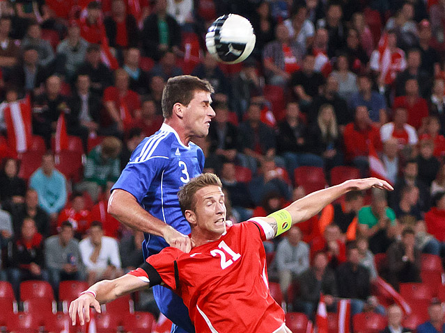Der Slowake Michael Lubomir stützt sich auf Marc Janko