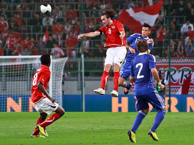 Christian Fuchs gewinnt ein Kopfballduell