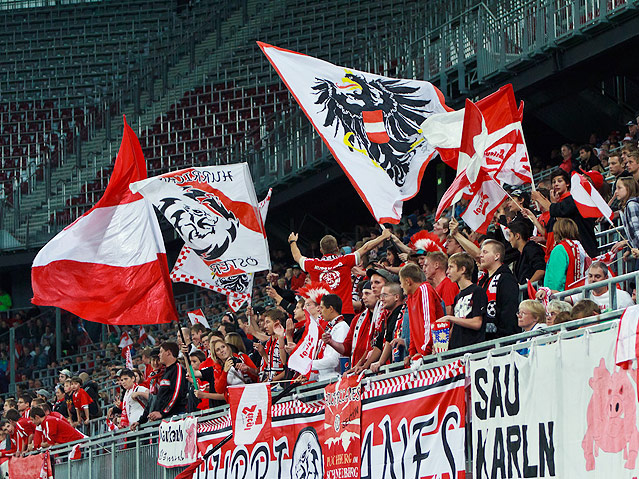 ÖFB-Fans mit Flaggen