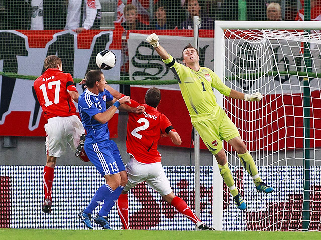 Christian Gratzei (ÖFB-Tormann)  schlägt den Ball mit der Faust