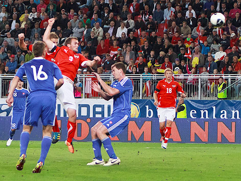 Erwin Hoffer erziehlt durch ein Kopfballtor das 1:2
