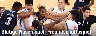 Schl&auml;gerei beim Basketball-Freundschaftsspiel zwischen Georgetown University (USA) und Bayi Rockets (China)