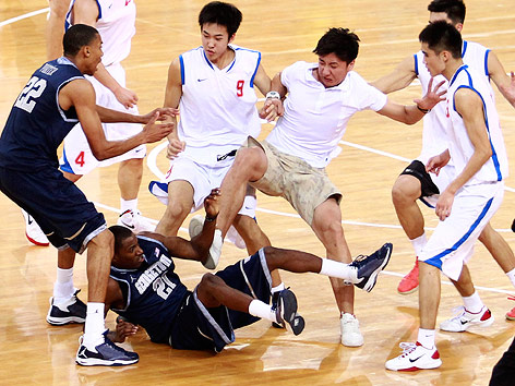 © Reuters/China Daily Information Corp Schlägerei beim Basketball-Freundschaftsspiel zwischen Georgetown University (USA) und Bayi Rockets (China)