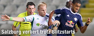 Dragoslav Jevric (Omonia) und Alan de Carvalho (Salzburg)