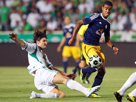 © GEPA/Felix Roittner Veroljub Salatic (Omonia) und Alan de Carvalho (Salzburg)