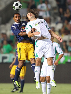© GEPA/Felix Roittner Leonardo (Salzburg) und Veroljub Salatic (Omonia)