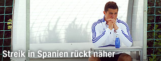 Real Madrid's Cristiano Ronaldo sitzt im Trainingsanzug auf einer Bank