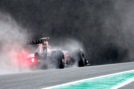 Regen verhüllt Mark Webber Formel 1 Wagen