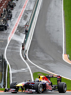 Sebastian Vettel auf verregneter Strecke