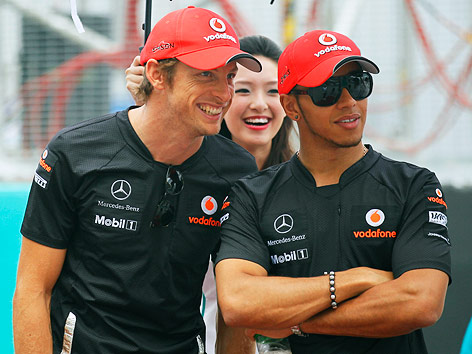 © AP/Eugene Hoshiko Jenson Button und Lewis Hamilton (McLaren)