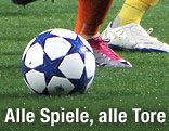 Beine von Fußballern mit Ball