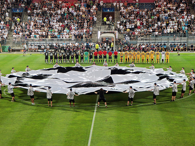 Anspieltuch, beide Mannschaften, das Schiedsrichterteam und Fans