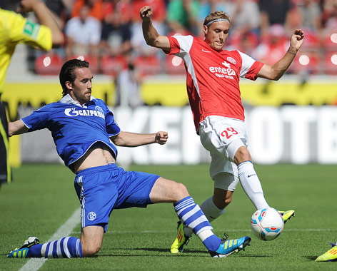 © dapd/Torsten Silz Christian Fuchs (Schalke) und Marcel Risse (Mainz)