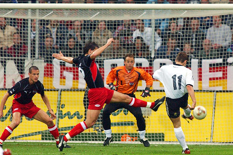 Miroslav Klose erzielt das Tor zum 2:0, die Österreicher Ernst Dospel, Rene Aufhauser und Torwart Roland Goriupp können nicht mehr eingreifen