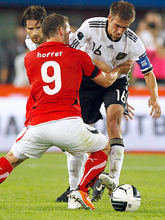 Jimmy Hoffer (OEFB) gegen Philipp Lahm (GER)