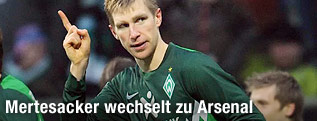 Bremens Per Mertesacker hebt zum Jubel seinen Zeigefinger