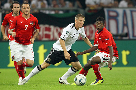 © APA/EPA/dpa/Friso Gentsch Bastian Schweinsteiger (Deutschland) im Zweikampf mit David Alaba (Österreich)
