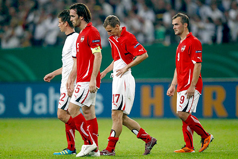 © Reuters/Alex Domanski ÖFB-Teamspieler Franz Schiemer, Christian Fuchs, Florian Klein und Erwin Hoffer nach dem Match gegen Deutschland