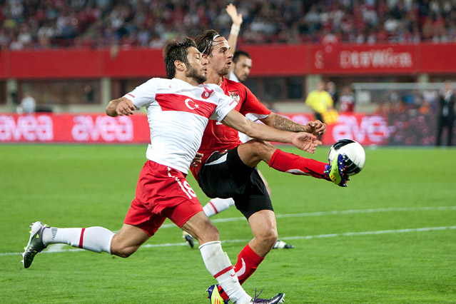 Martin Harnik (Österreich) im Zweikampt mit Egemen Korkmaz (Türkei)