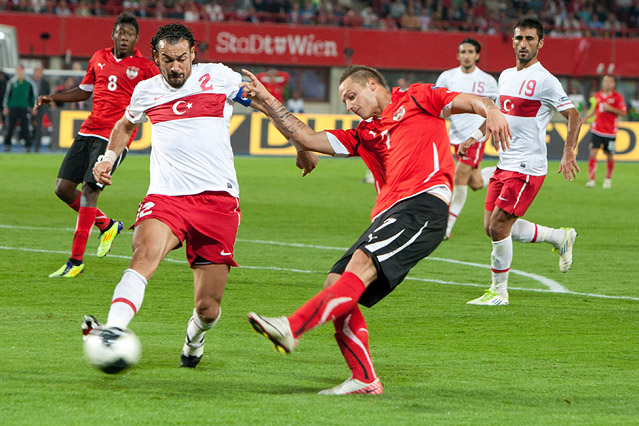 Servet Cetin (Türkei) und Marko Arnautovic (Österreich)