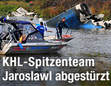 Rettungskräfte an der Flugzeug-Absturzstelle