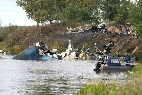 © AP/Misha Japaridze Rettungskräfte an der Flugzeug-Absturzstelle