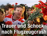 Trauernde Fans des russischen KHL-Clubs Lokomotive Jaroslawl legen Blumen vor der Eisarena nieder